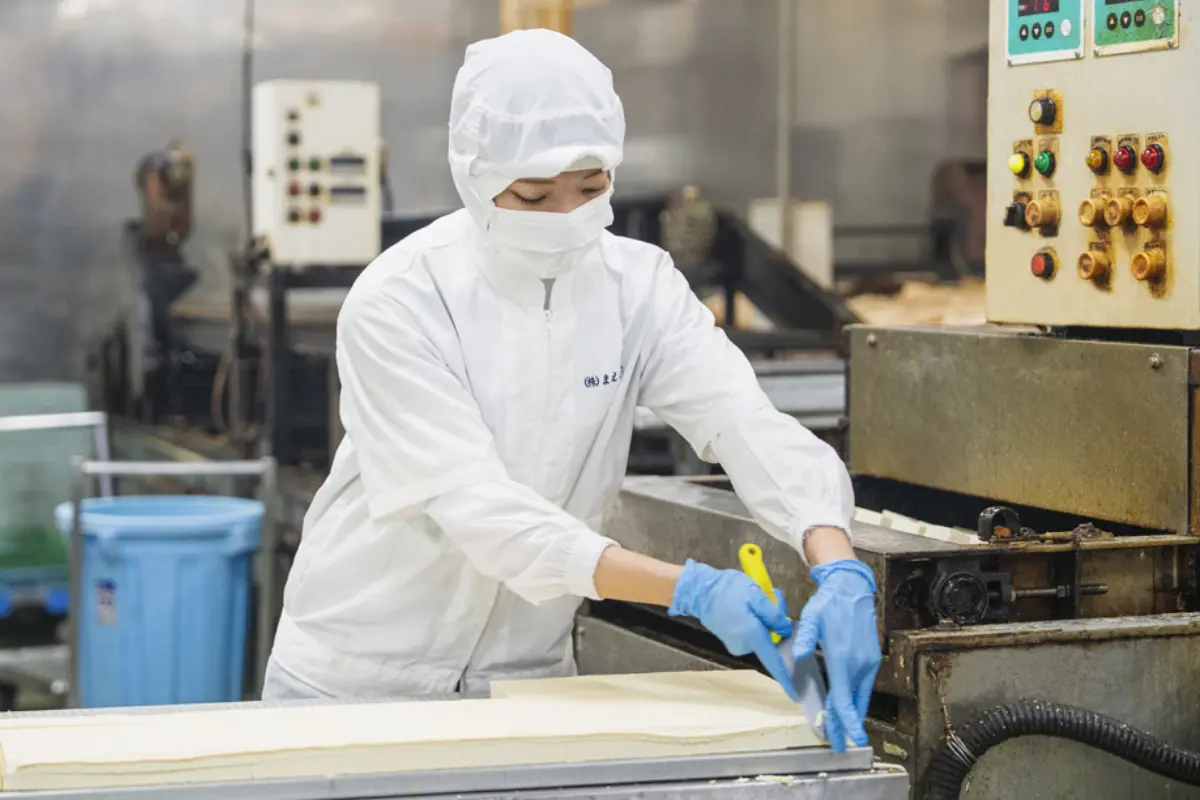 製造ラインで作業をするY.Y.さん