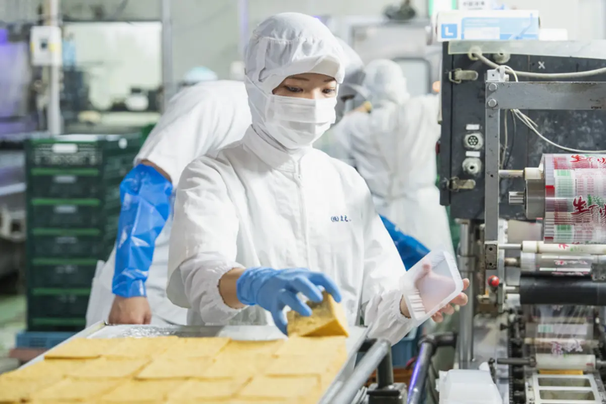 製造機械を操作する様子