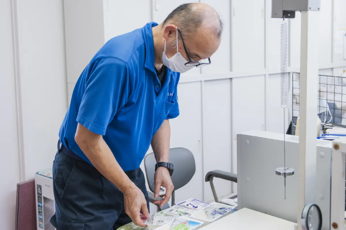 工場内の設備を確認するK.O.さん