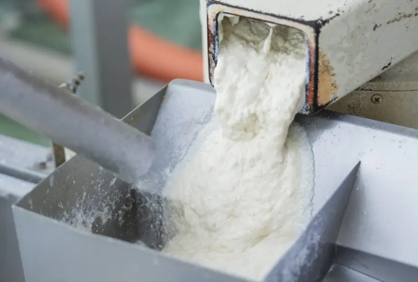 大豆をすり潰す工程
