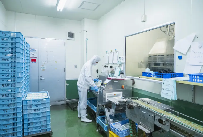 豆腐をピッキングして出荷する工程
